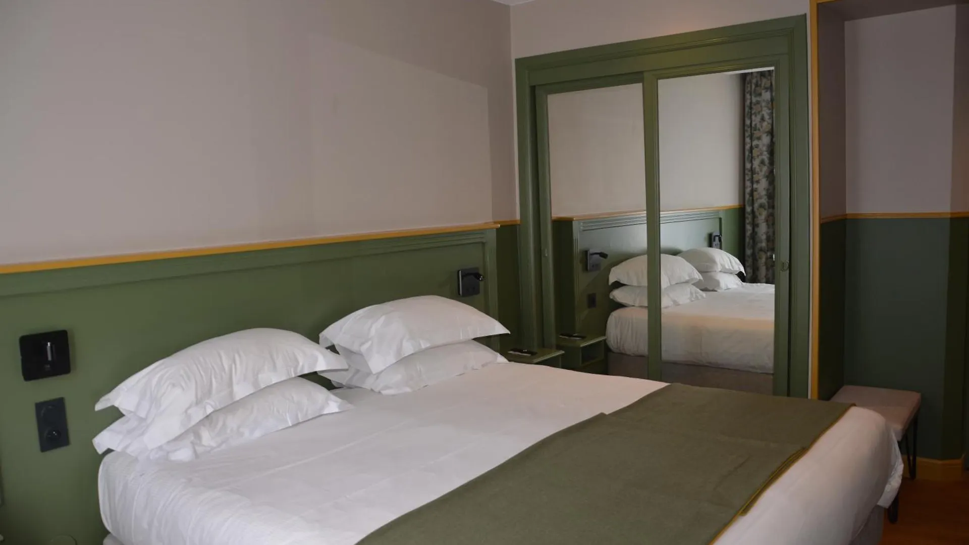 Montcalm Hotel 3*
